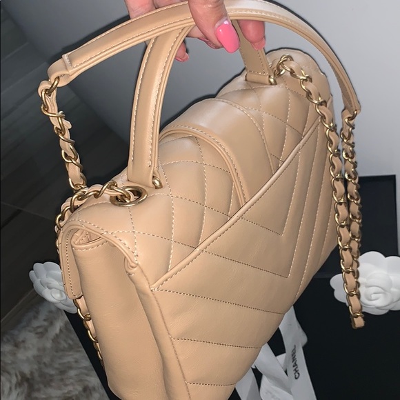 Gorgeous Chanel classic bag. Gold hardware RARE 🤎 - Picture 3 of 10